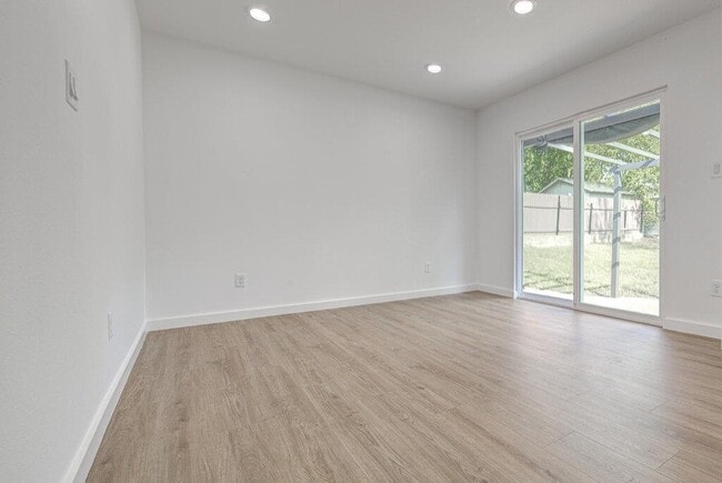Building Photo - 5407 Manor Rd