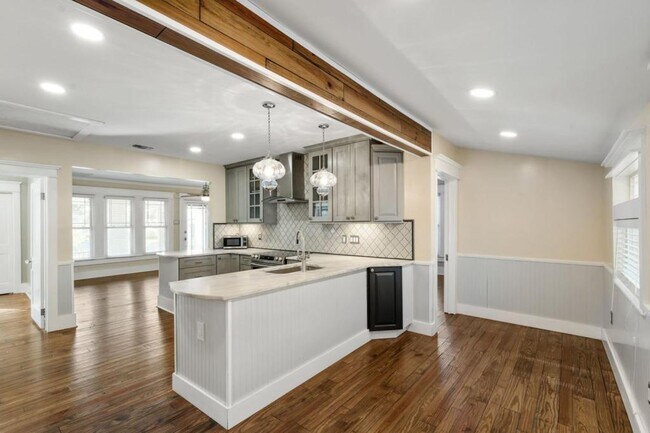 Building Photo - 342 N Cove Blvd