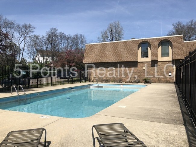 Building Photo - 420 Walton Ln