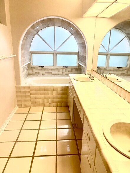 Building Photo - 7629 Draper Ave