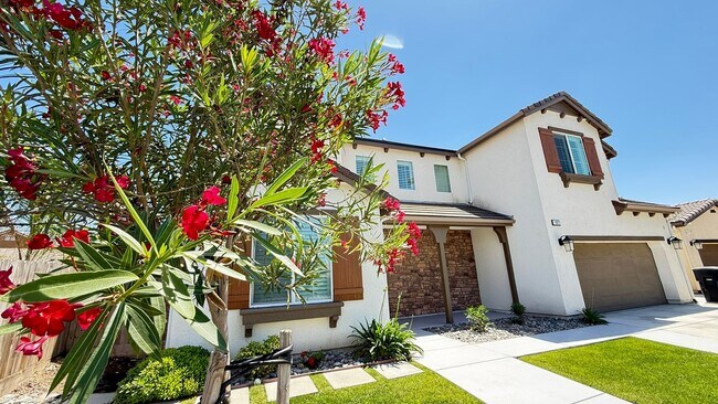 Building Photo - 1821 W Corvina Ave