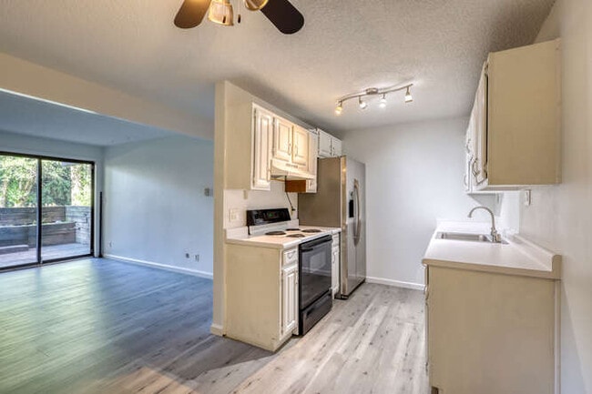 Building Photo - 1061 W Beaver Creek Blvd