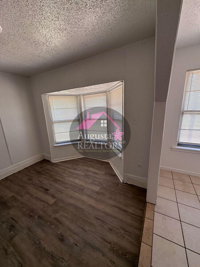Building Photo - 966 N La Salle Dr