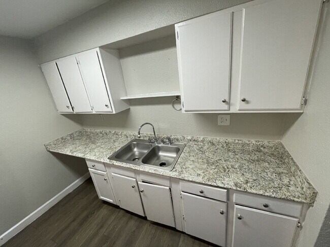 Building Photo - Two bedroom, 1 bathroom apartment - Move in Special