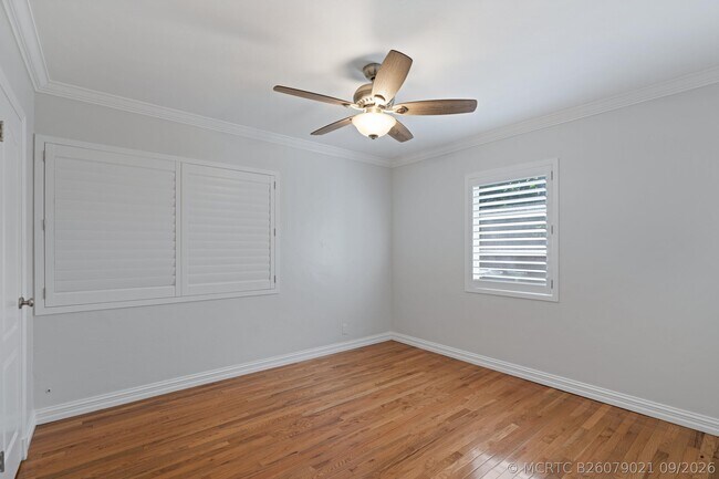 Building Photo - 215 Columbia Dr