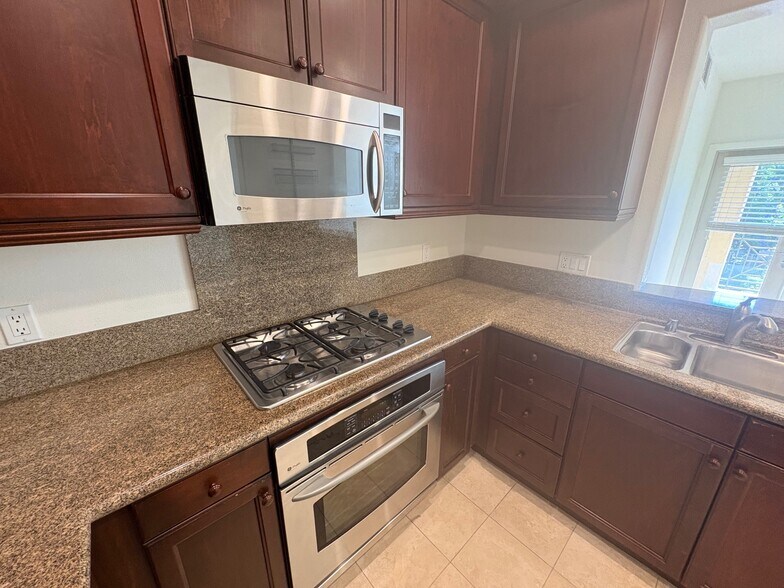 Kitchen - 128 N Oak Knoll Ave