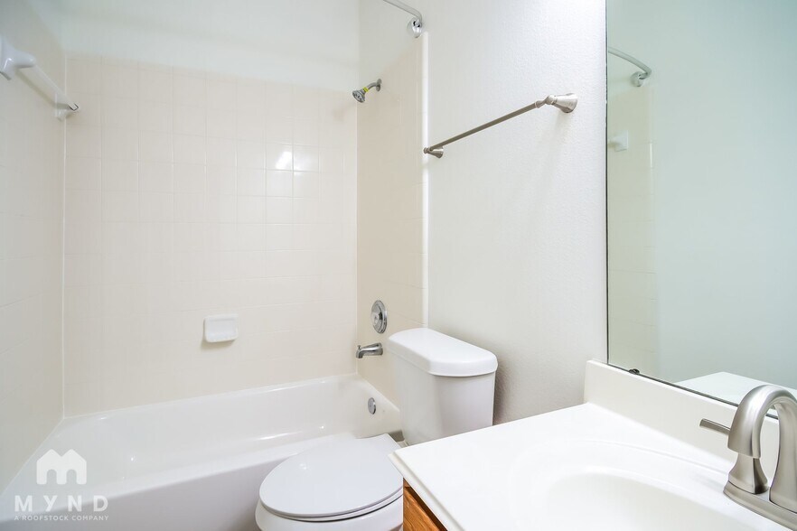 Building Photo - 4709 Meadow Way Dr