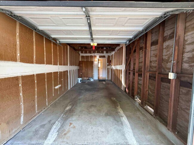 Building Photo - Great River Park 2 Bedroom