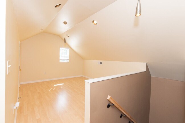 Building Photo - MOVE-IN READY