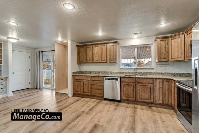 Building Photo - Remodeled 3-Bed Upstairs Residence with Ga...