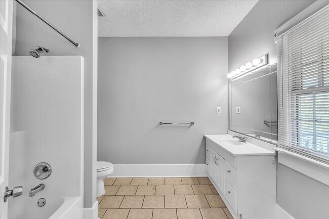 Building Photo - 3 bedroom 2 bath Downtown Savannah apartment