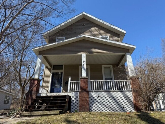 Primary Photo - Updated, spacious 2 bedroom, 1 bathroom fi...