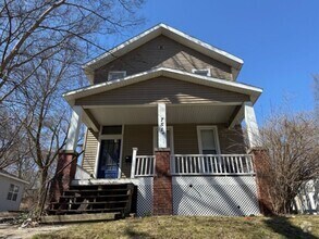Building Photo - Updated, spacious 2 bedroom, 1 bathroom fi...