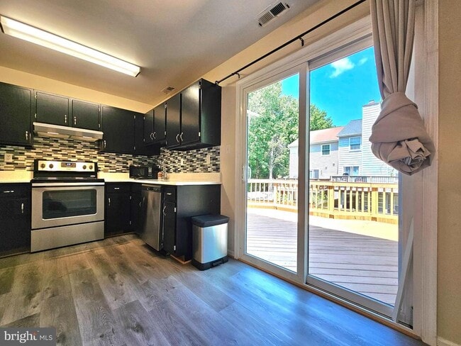 Building Photo - 8561 Southlawn Ct