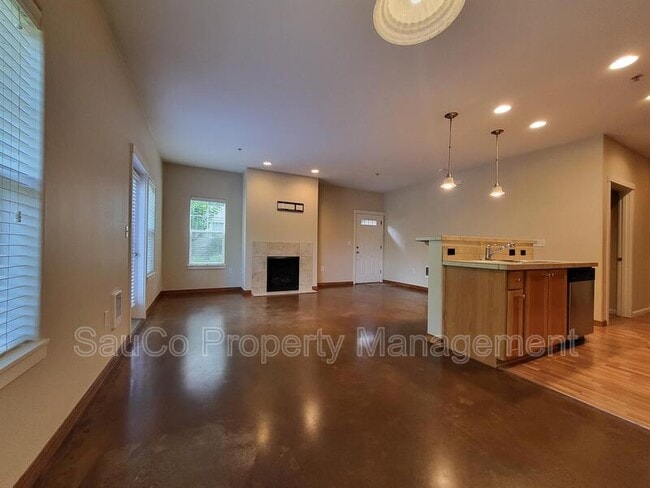Building Photo - 10651 NE Red Wing Way