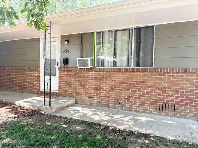 Building Photo - GREAT LOCATION! 2Bed, 1 Bath Bright and Sp...
