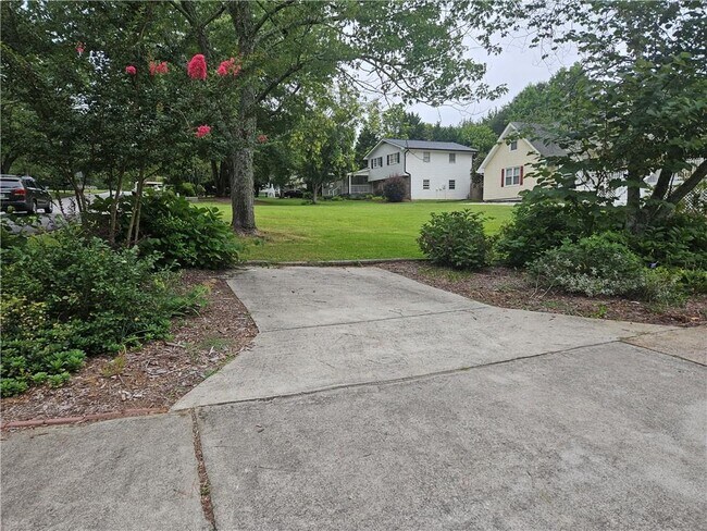 Building Photo - 395 Monivea Ln