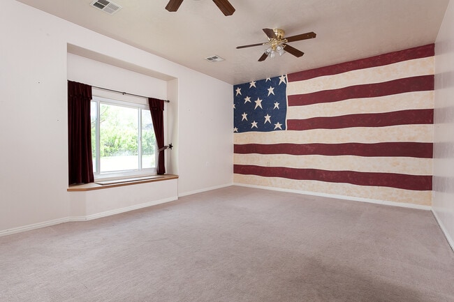 Building Photo - Pet-friendly home in downtown Hurricane