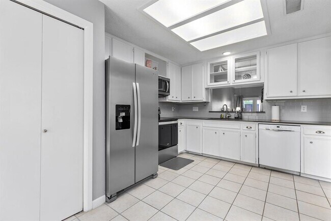 Building Photo - 2201 Lakeway Blvd