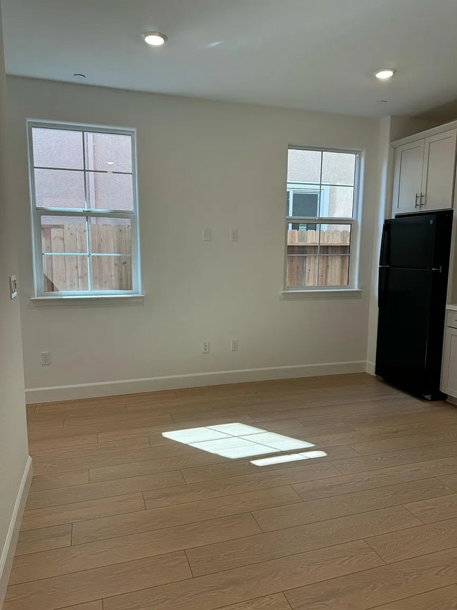 Building Photo - Next-Gen Unit(1 bedroom/ 1 bathroom) in Br...