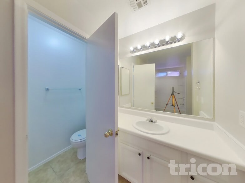 Building Photo - 3921 W Irwin Ave