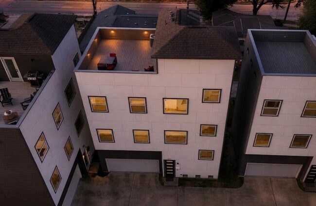 Building Photo - 1628 W 24th St