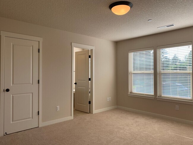 Building Photo - Beautiful 4BR in Camas! Modern Finishes! Close to Shopping & I-5! Schedule a tour today!