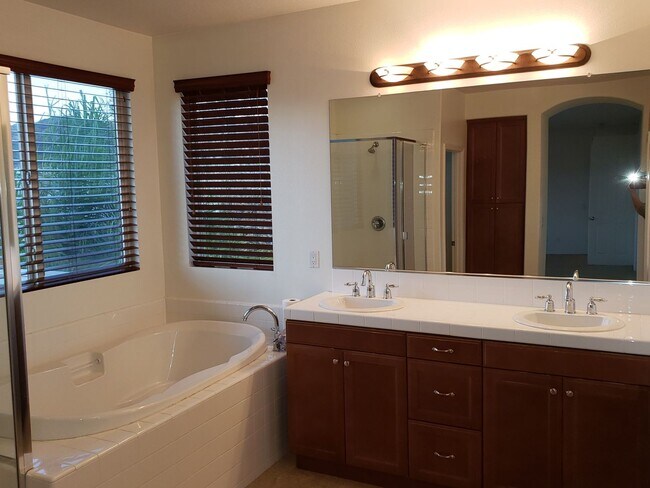 Building Photo - Upgraded 5 Bedroom Home with Spectacular Views