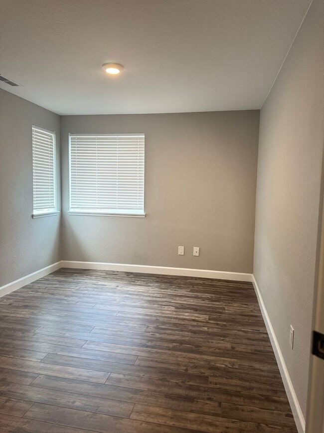 Building Photo - Beautifully Upgraded 3-Bedroom Home on a S...