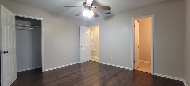 Building Photo - 5244 Larcade Dr