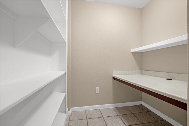 Building Photo - 7575 Kirby Dr