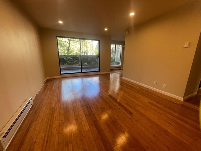 Building Photo - Spacious Updated Two Bedroom Condo in Wate...