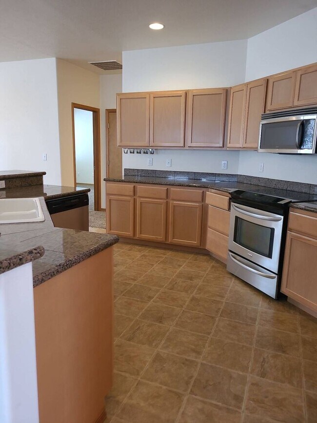 Building Photo - Cove West Neighborhood- Private Beach, Par...