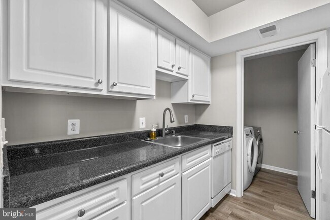 Building Photo - 18302 Streamside Dr