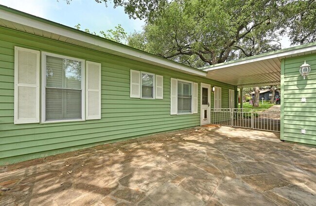 Building Photo - 3103 S Oak Dr