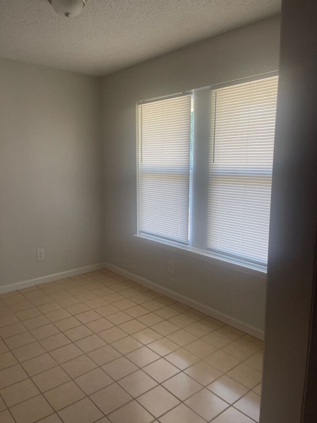 Building Photo - 133 Seminole Ave