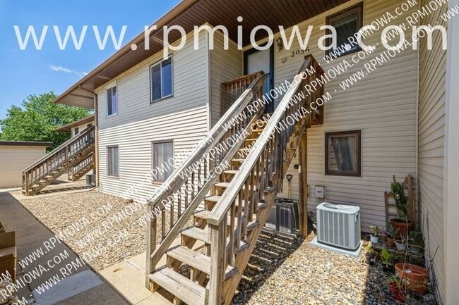 Building Photo - 2056 NW Hickory Ln