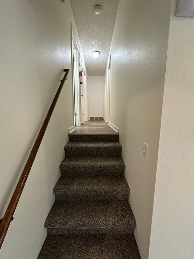Building Photo - Fantastic 4 bdrm home avail NOW