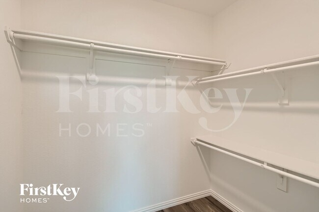 Building Photo - 7360 Parkside Pl Dr