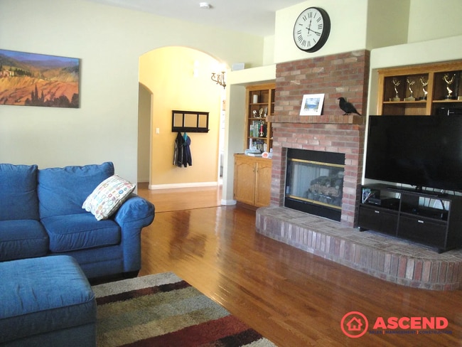 Building Photo - Spacious 4 Bed / 2 Bath Home in HOA Community with Gardening Included