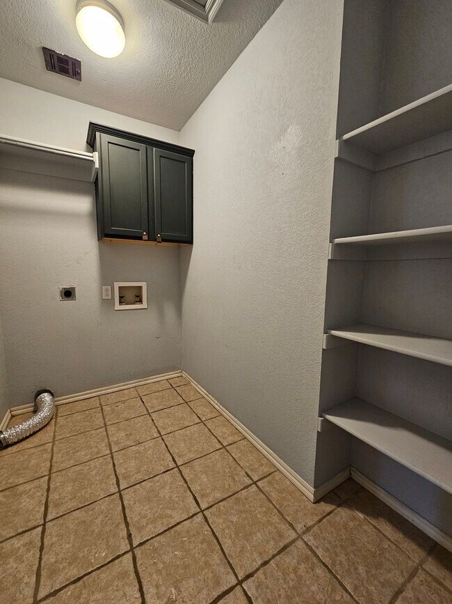 Building Photo - (3) Bed/(2) Bath SE Norman Available NOW!