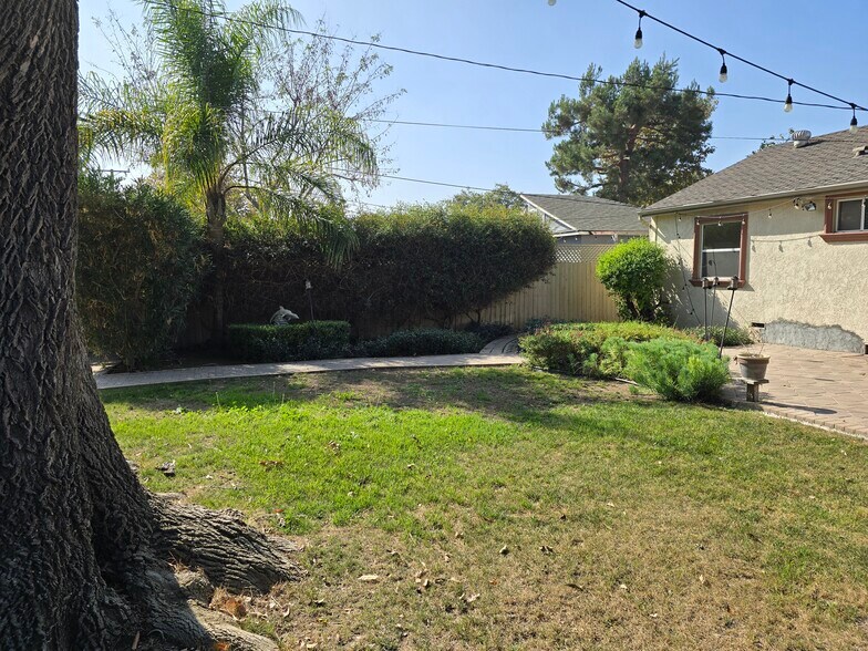 Building Photo - 8834 Boyar Ave