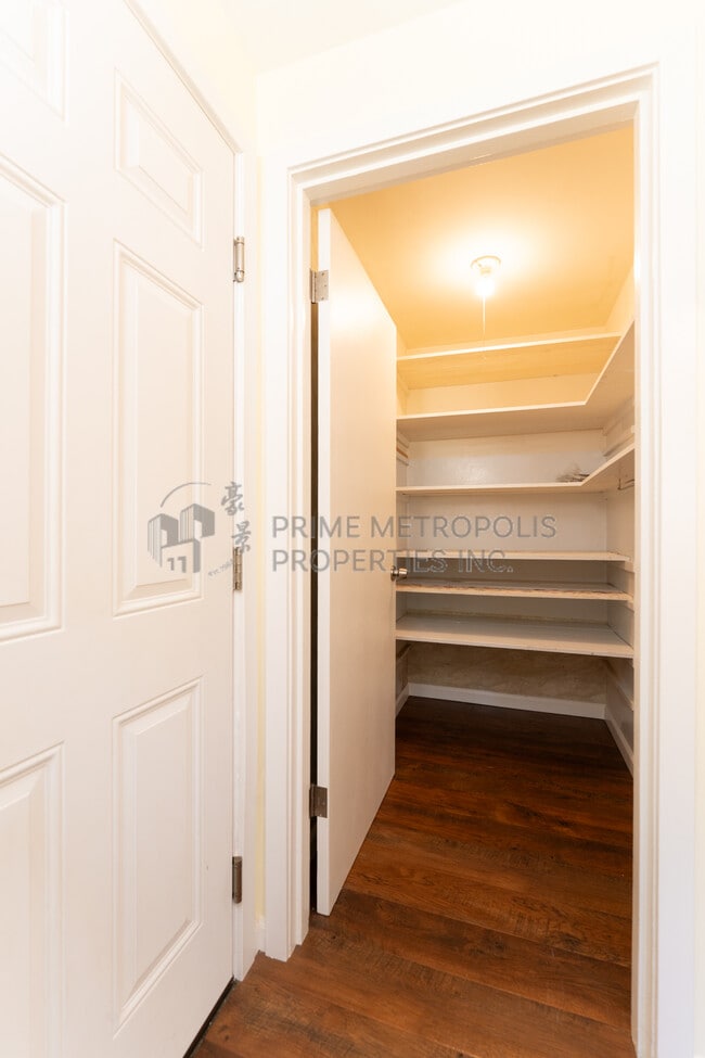 Building Photo - 410 S 116th St