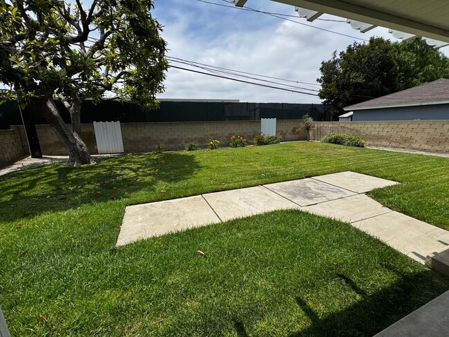 Building Photo - NICE 2 Bedroom Home with Large Enclosed Ya...