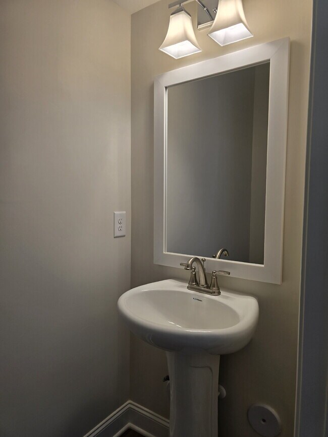 Building Photo - 2 Bedroom Townhomes Near Downtown Mebane for $1495