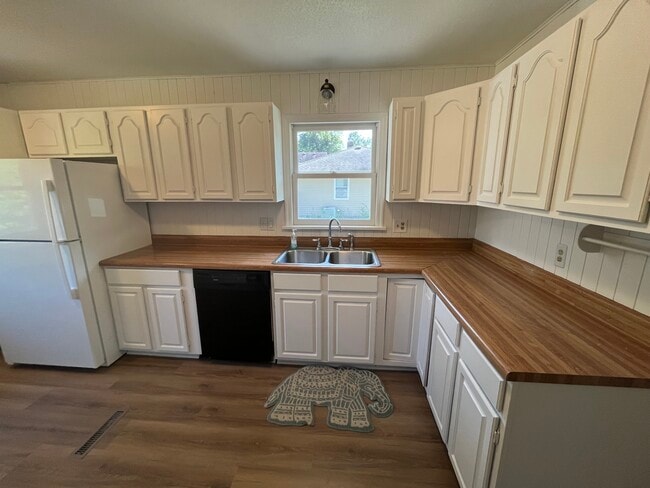 Building Photo - 2001 Hopkins Crossroad