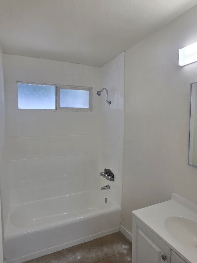 Building Photo - Large 2-bedroom 1 bath unit in Van Nuys