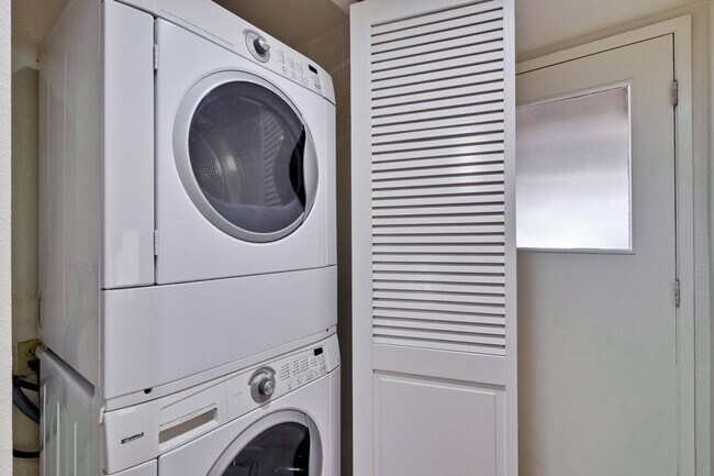 Building Photo - 2-Bed Cupertino Home with Private Yard, In-Unit Laundry, Pool and Clubhouse