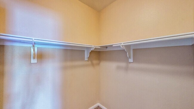 Building Photo - ** 2 weeks free rent. Excluding recurring fees** 2 BDR / 2.5 BATH SPACIOUS HOME