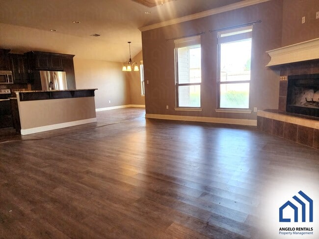 Building Photo - SPACIOUS 3 bedroom 2 bath home with fireplace AVAILABLE NOW!